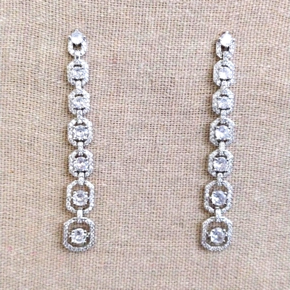 White Rhodium and diamond earrings - Picture 2 of 3